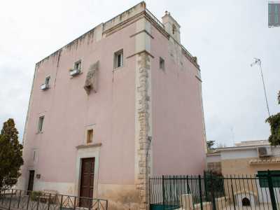 A ricordare che siamo di fronte a un luogo sacro c�� il piccolo campanile a vela posto sulla fiancata destra...